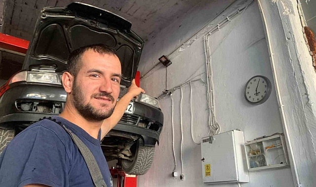 bir çift kumru 2 yıldır oto tamirci dükkanına yuva yapıyor