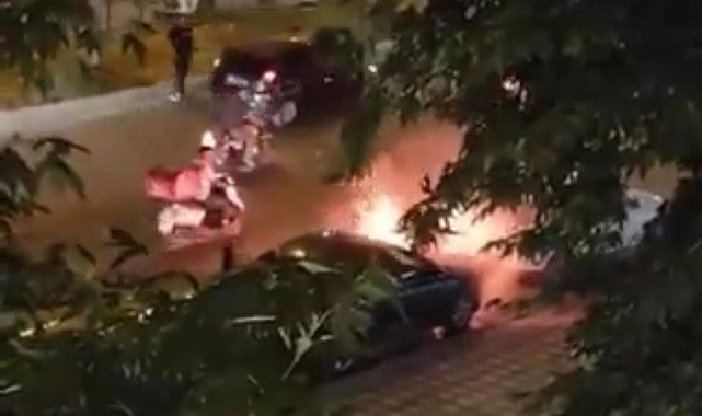 Yanan otomobil beton mikseriyle söndürüldü
