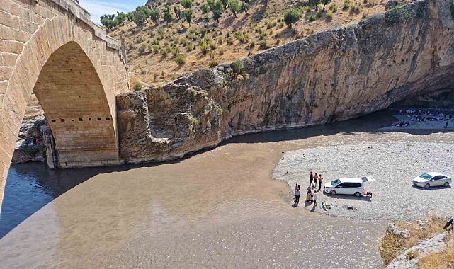 Açılan HES kapakları piknikçileri mahsur bıraktı