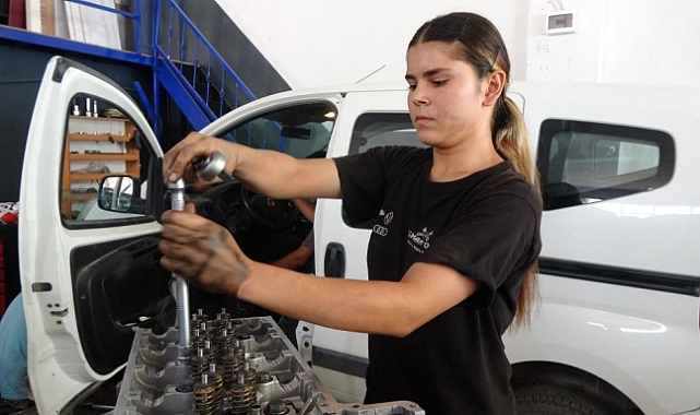 Arabalara duyduğu ilgi onu motor ustası yaptı, Burdur sanayisinin tek kadın ustası oldu