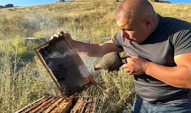 Arıcı, 120 yıllık Terrakota ile arıların sakinleşmesini sağlıyor