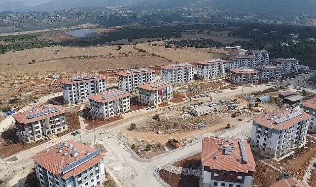 Depremzedeler yeni yuvalarının kapılarını açıyor