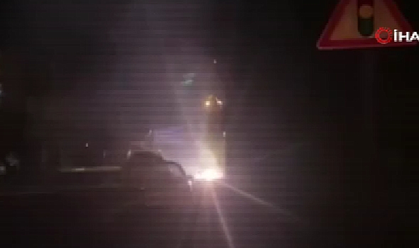 Gecenin karanlığını patlayan elektrik hattı aydınlattı