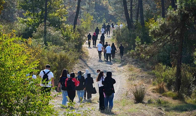 Gençler 8 kilometre yürüdü Türk Bayrağı açtı
