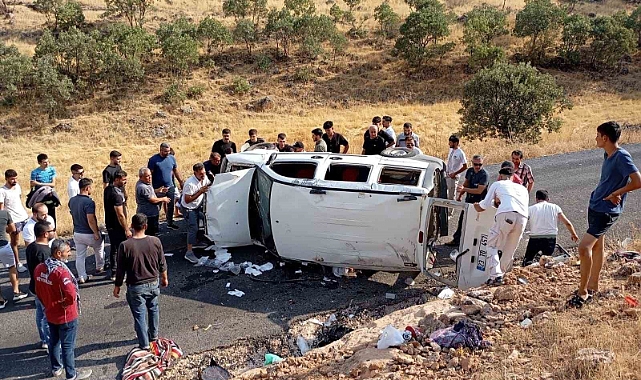 Hafif ticari araç takla attı: 5 yaralı