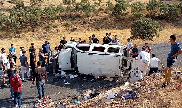 Hafif ticari araç takla attı: 5 yaralı