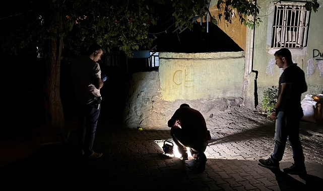 İki grup arasında silahlı kavga: Evinin önünde oturan kadın ile bir kişi yaralandı