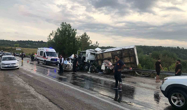 Kamyonet ile otomobil çarpıştı: 2 ölü, 3 yaralı