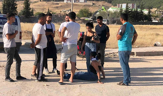 Motosiklet ile hafif ticari araç çarpıştı: 2 yaralı