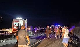 Otomobil traktöre çarptı: 2 ölü, 3 yaralı