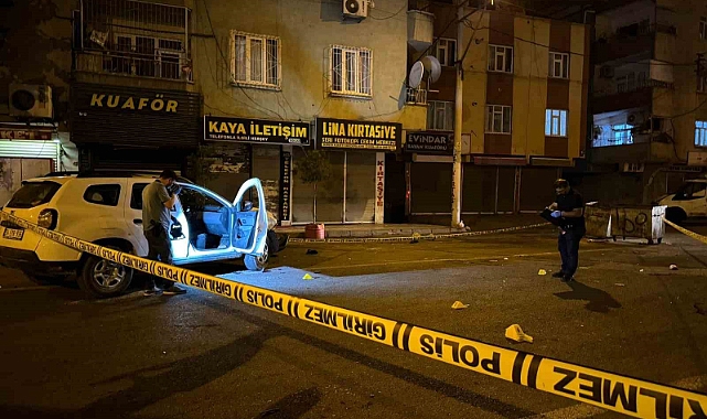 Otomobil yayalara çarptı, durumu gören aileler otomobile taş ve silahla saldırdı: 4 yaralı