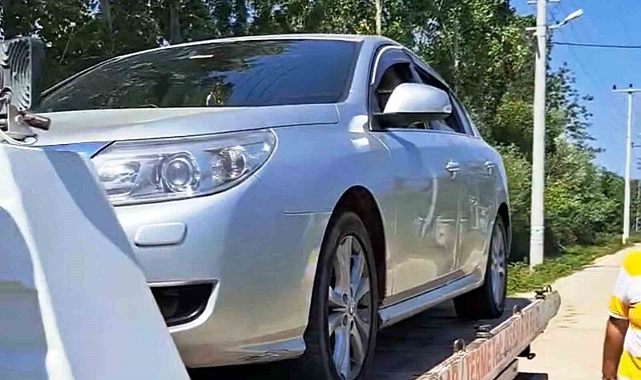 Otomobilin motoruna sıkışan kedi için seferber oldular