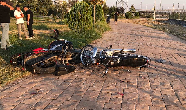 Park içinde 2 motosiklet çarpıştı: 3 yaralı