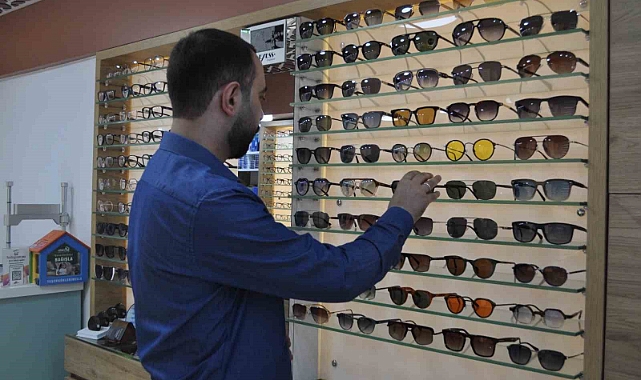 Plastik ve geri dönüşüm malzemelerinden yapılan imitasyon gözlüklere dikkat