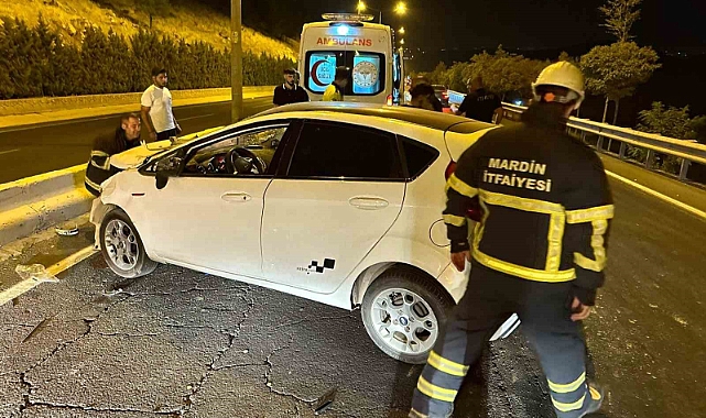 Refüje çarpan otomobilde 2 kişi yaralandı