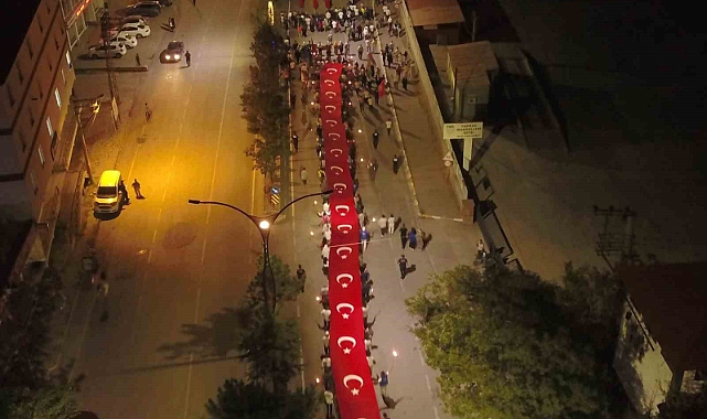Türk bayrağı ve meşalelerle “fener alayı” yürüyüşü yapıldı