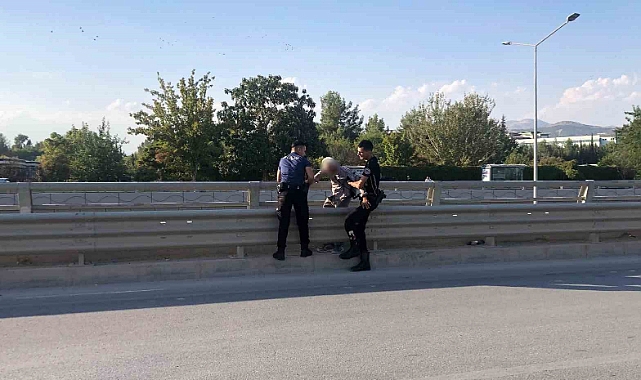 Üst geçitten atlamak isterken polis yakaladı