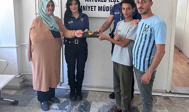 Yolda bulduğu 230 bin lira değerindeki altın bilekliği polise teslim etti