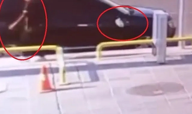 Yolda geçen biri park halindeki otomobilin aynasını tekme sallayarak kırdı