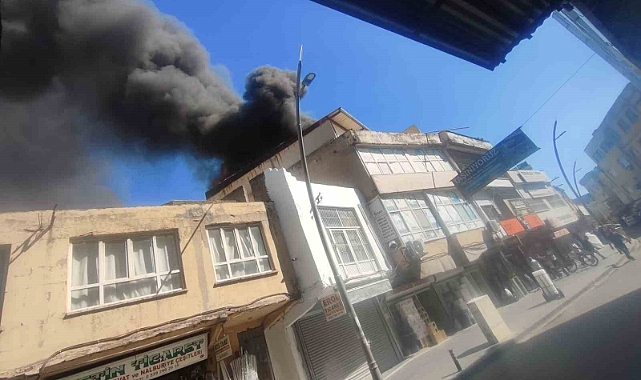 3 katlı iş yerinde çıkan yangın söndürüldü