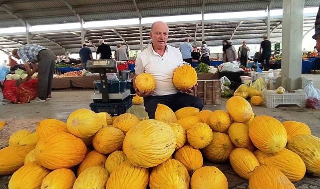 30 yıldan beri yetiştirdiği kavun ve patatesle geçimini sağlıyor