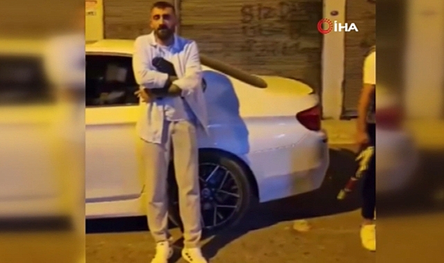 57 suç kaydı olan şahıs ve yanındakiler ellerinde silahla sokağa çıkıp husumetlilerini tehdit etti