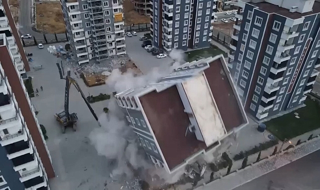 Ağır hasarlı 9 katlı binanın yıkılma anları kameraya yansıdı