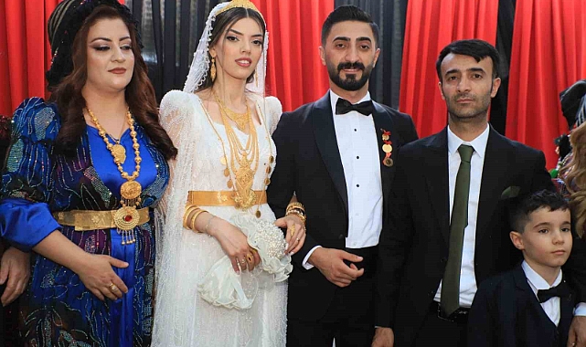 Aşiret düğününde geline 5 kilo altın, damada ise 5 milyon 150 bin TL para takıldı