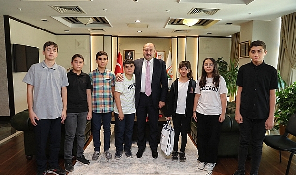 BAŞKAN GÜLPINAR BAŞARILI ÖĞRENCİLERİ KUTLADI