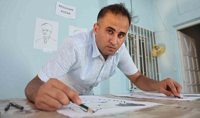 Binlerce kez deneme yaparak 2 elle resim çizmeyi başaran elektrik ustası yeteneğiyle dikkat çekiyor