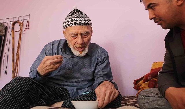 Covid- 19’da eşini kaybeden 103 yaşındaki yaşlı adam, doğal beslenerek yıllara meydan okuyor