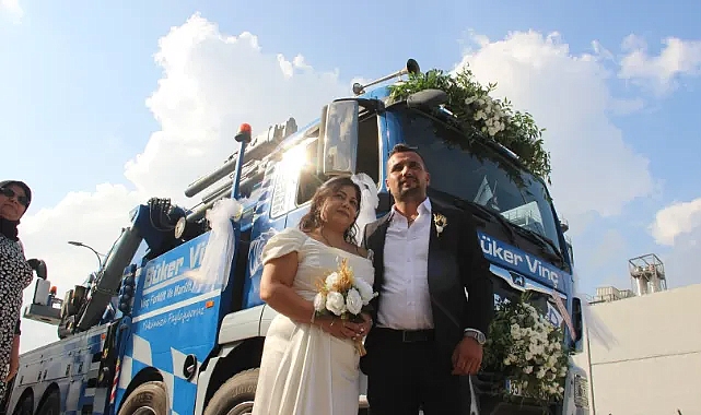 Damat, gelini nikah masasına vinçle getirdi