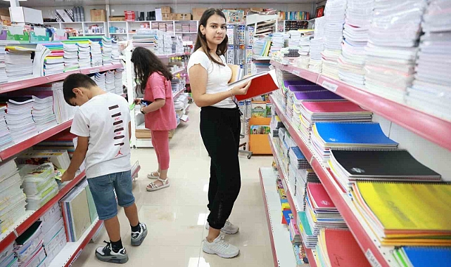 Depremin yaralarının sarıldığı Hatay’a yapılan geri göç kırtasiye esnafının yüzünü güldürdü