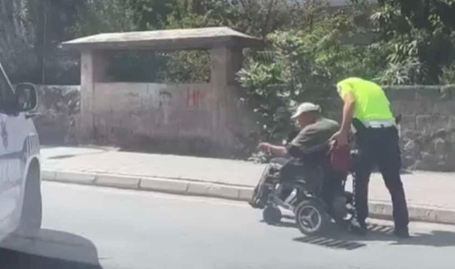 Engelli vatandaşa polisten yardım eli