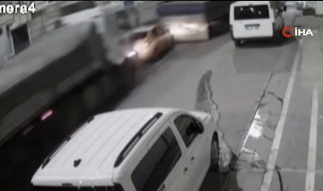Freni boşalan tır taksiyi biçti... Feci kaza kamerada