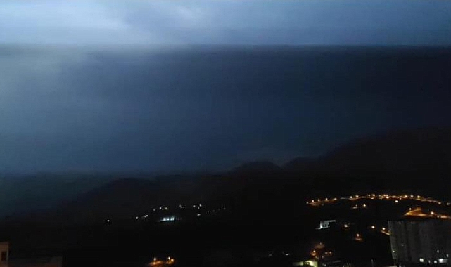 Gece boyunca peş peşe çakan şimşekler geceyi gündüze çevirdi