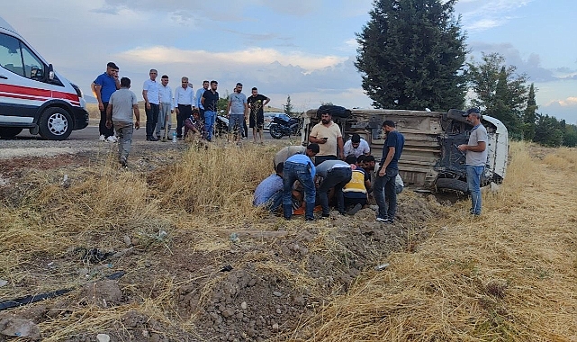 Hafif ticari araç takla attı: 2 yaralı