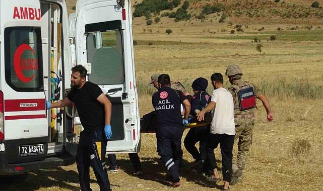 Hafif ticari araç takla attı: 3 yaralı