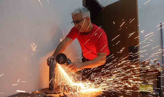 Hurdalıktan topladığı malzemeler ile geleceğin şampiyonlarını yetiştiriyor