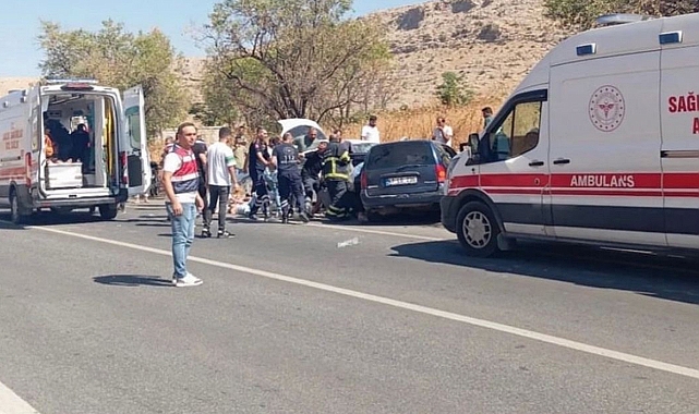 İki otomobil çarpıştı: 12 yaralı