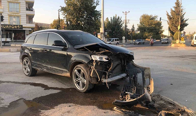 İki otomobil çarpıştı: 3 yaralı