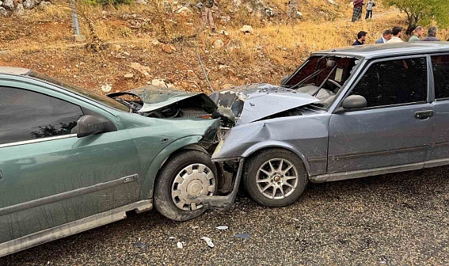 İki otomobil kafa kafaya çarpıştı: 4 yaralı