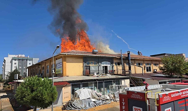 İş merkezinin çatısı alev alev yandı