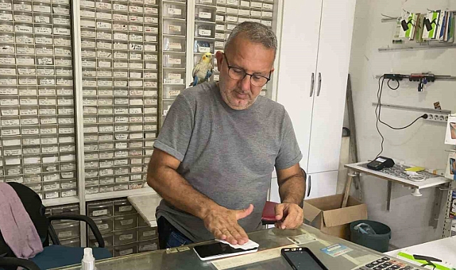 İş yerine götürdüğü papağanı "Messi" esnafın maskotu oldu