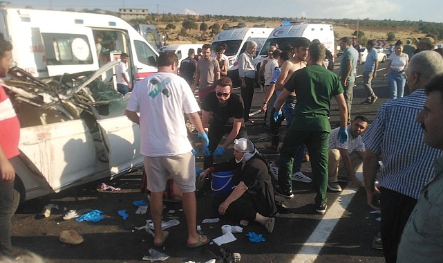 Kamyona çarpan otomobil hurdaya döndü: 1 ölü, 7 yaralı