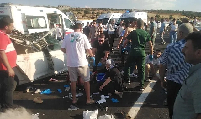 Kamyona çarpan otomobil hurdaya döndü: 1 ölü, 7 yaralı