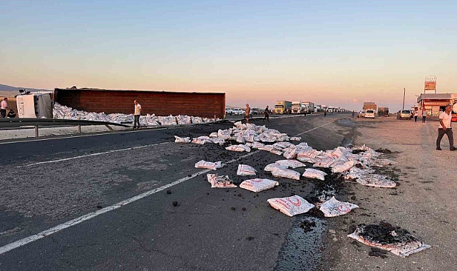 kömür yüklü tır devrildi: 1 yaralı