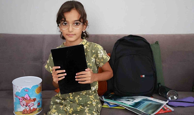Kumbarasıyla birlikte hayalleri çalınan 8 yaşındaki depremzede Elif’in yüzü, hayalindeki tabletle güldü