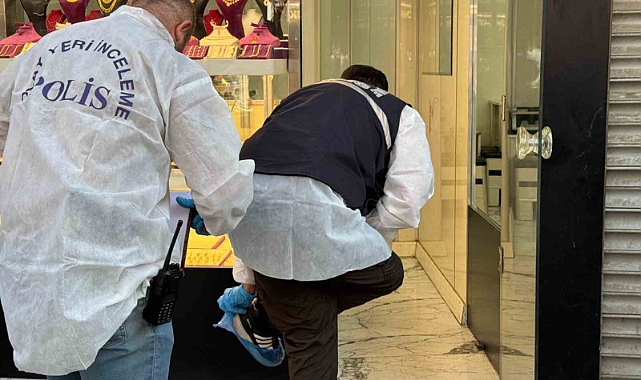 Kuyumcunun kendi kafasına sıktığı mermi yanında oturan kişiye sekti