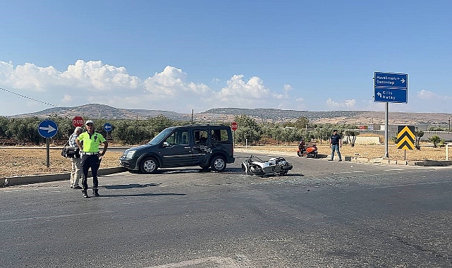 Motosiklet ile hafif ticari araç çarpıştı: 1’i ağır 2 yaralı